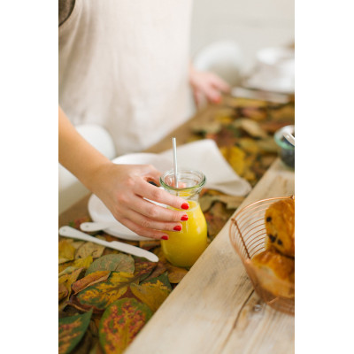 Flacon Weck 290 ml  pour jus d'orange lors d'un petit-déjeuner d'automne avec pâtisseries.